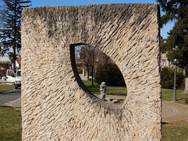 Detalj lista Petra Dolića u gospićkom parku Kolakovac/Foto arhiva Lika pressa                                                                                                                                                                             